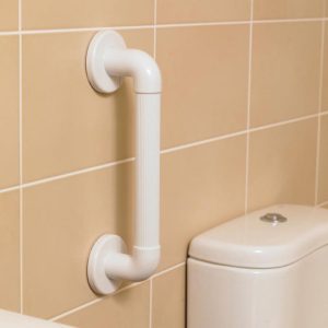 Barre d’appui murale plastique cannelé installée près d’un WC