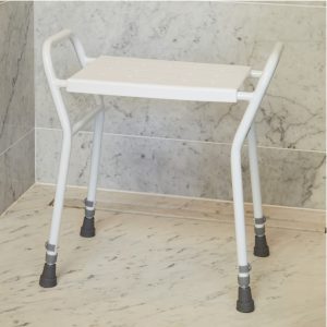 Tabouret de douche avec poignées installé dans une salle de bain