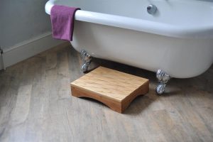 Marchepied en bambou placé devant baignoire