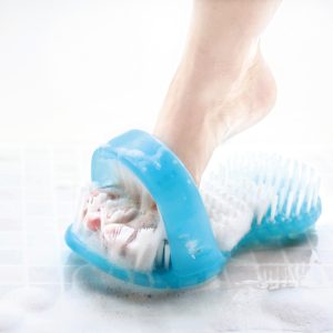Pied frottant la Shower Sandal dans une cabine de douche