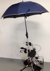 Vue du parapluie déployé protégeant un utilisateur du soleil et de la pluie