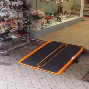Rampe amovible XL posée sur une marche avec surface antidérapante