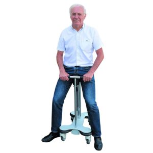 Personne utilisant le rollator assis à domicile